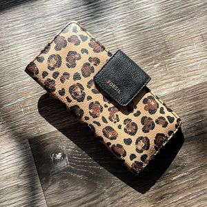 Fossil bifold- never used, tags on.